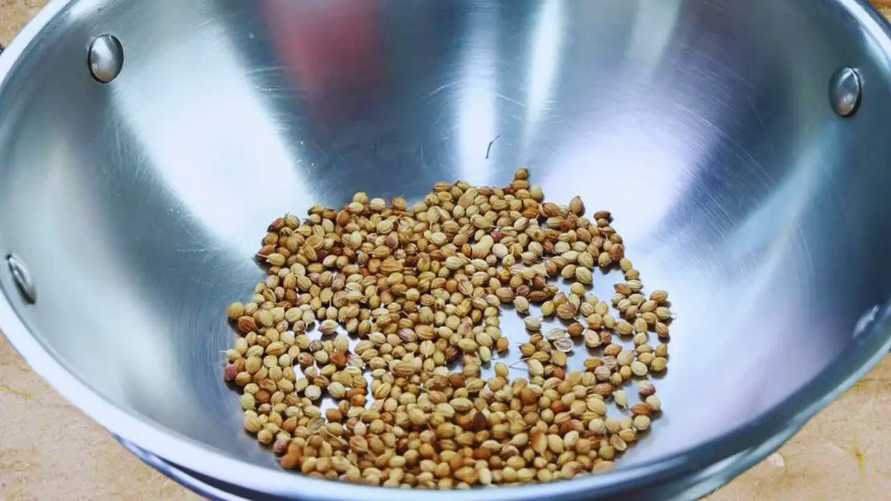 Adding 3 tbsp of coriander seeds in the wok