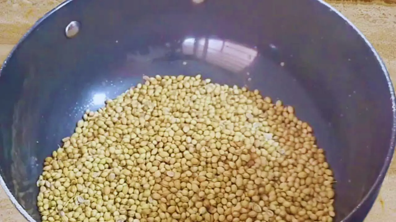 1 cup of coriander seeds in frying pan
