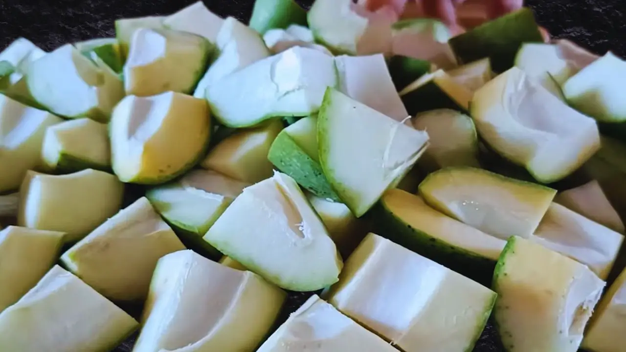 Cut and clean 2 kg of raw mangoes into pieces