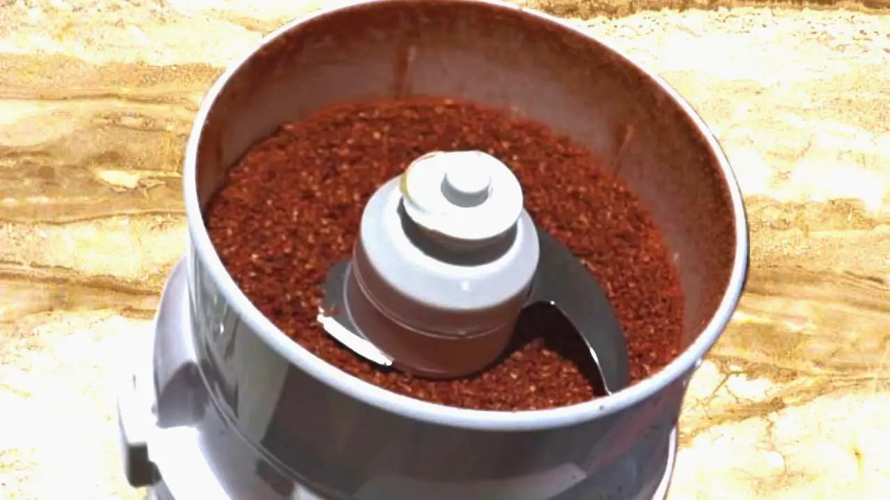 Grinding pomegranate seeds to a fine powder