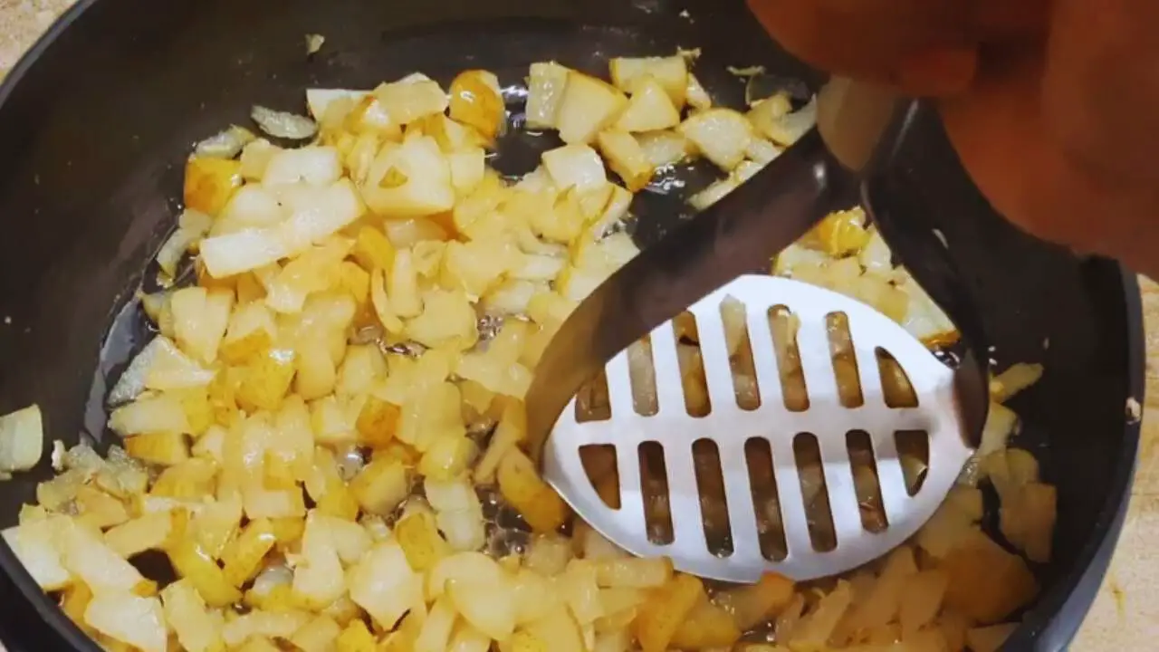 Mashing pears partially using a masher