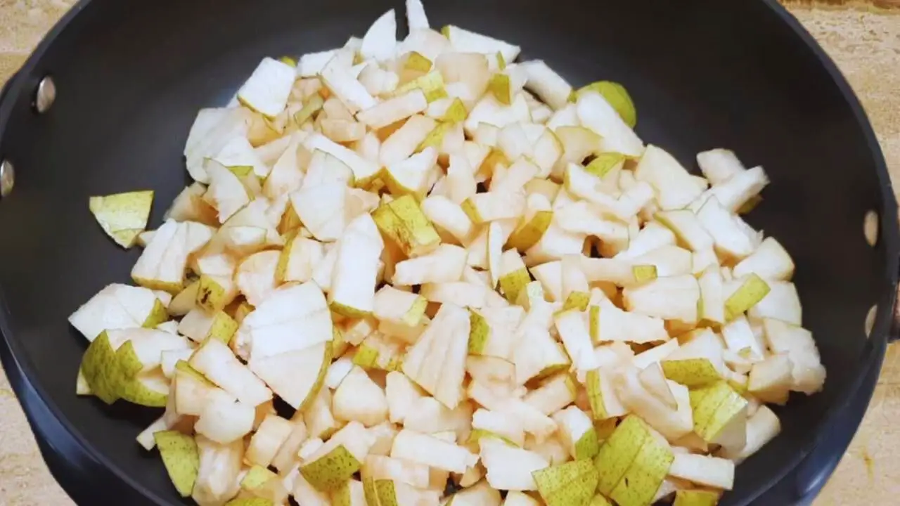 Chopped pears in frying pan