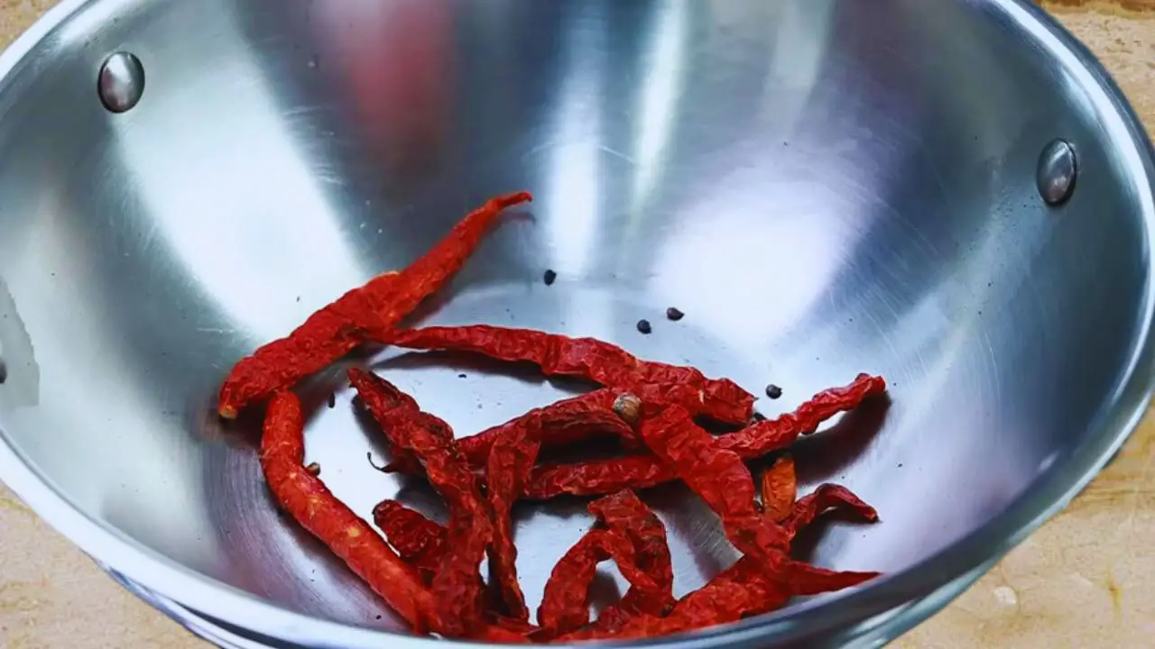 Red chilies dry roasted