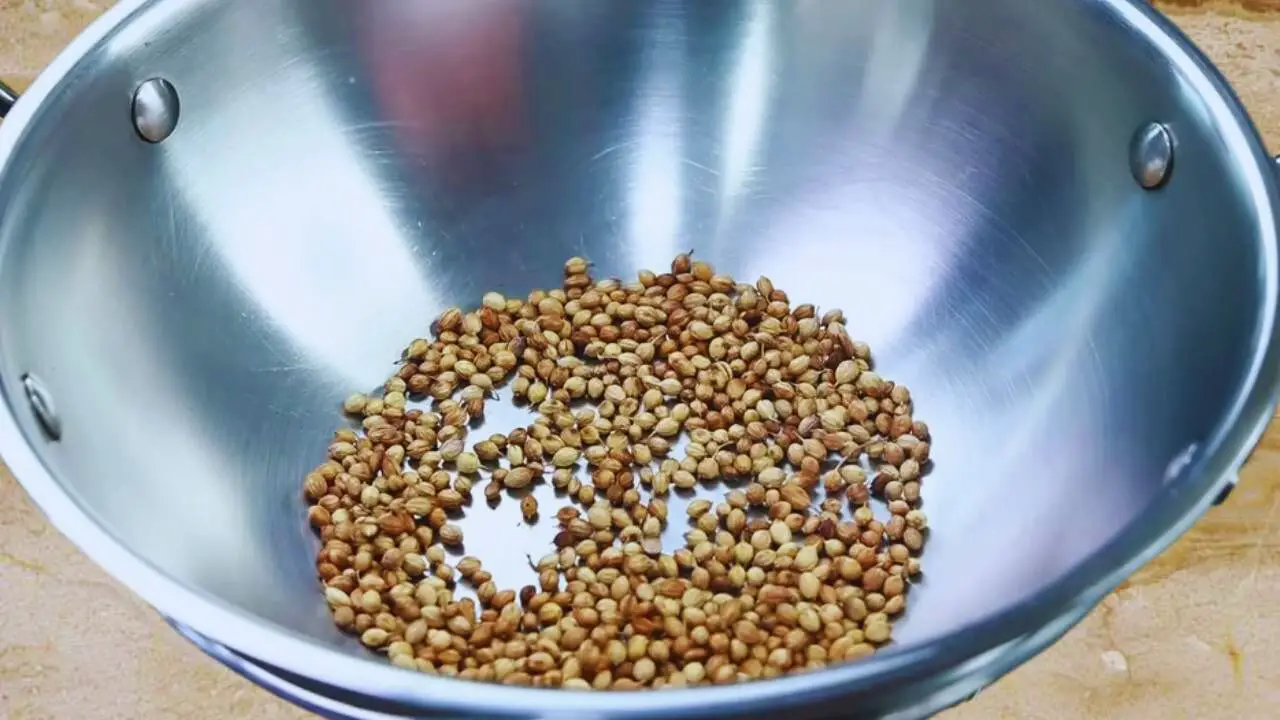 Coriander seeds color changing