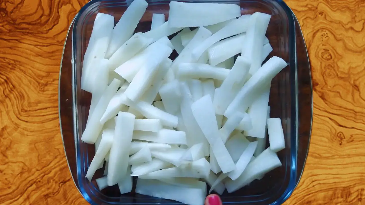 Taking the thinly cut radishes into a mixing bowl