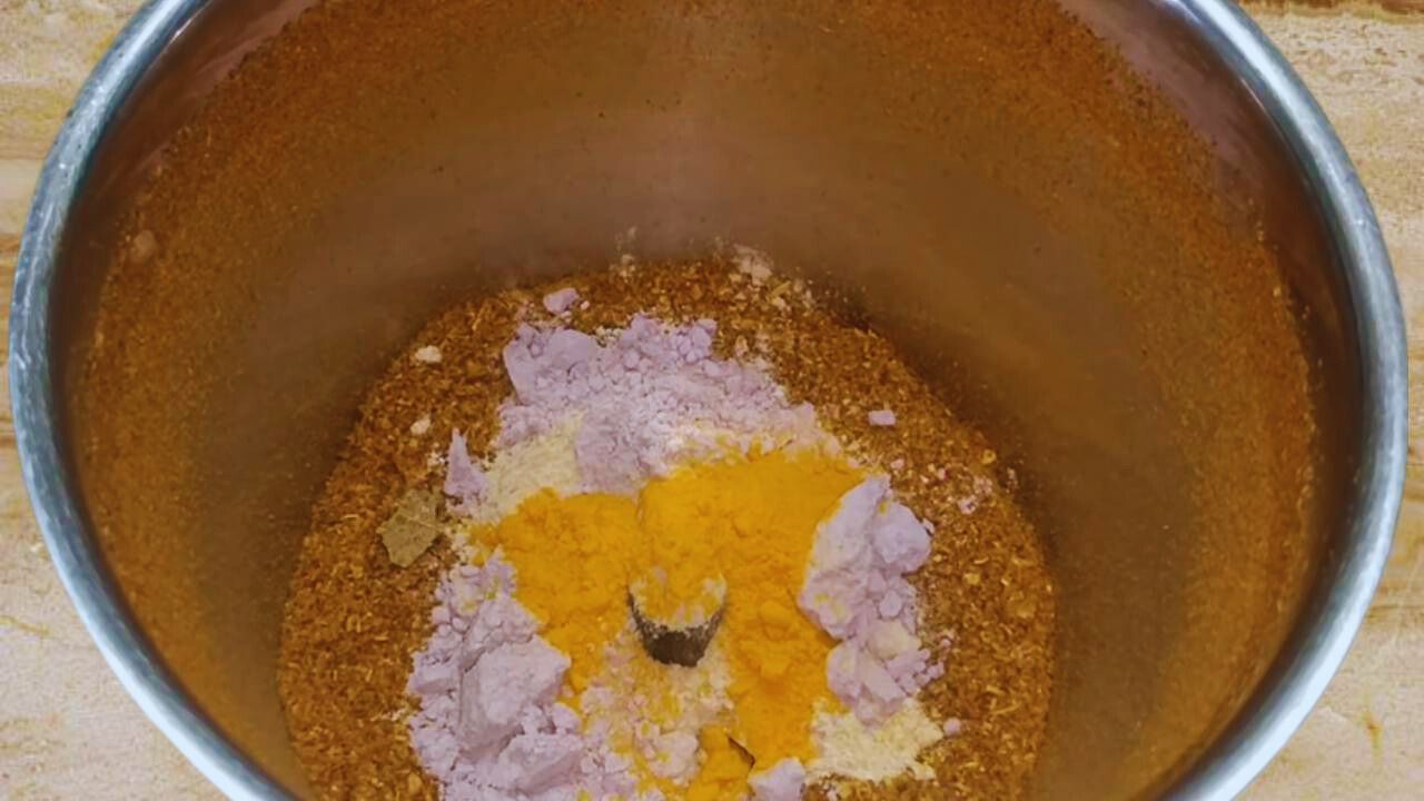 Adding 1 tsp of garlic powder, 1 tsp of ginger powder, 1 tbsp of onion powder, ½ tsp of turmeric powder in grinder