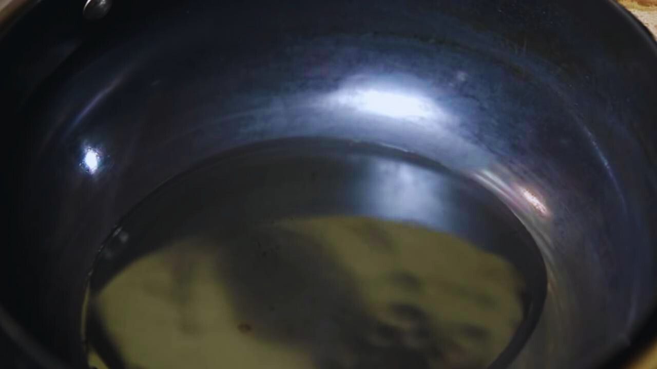 4 tbsp of white oil in wok