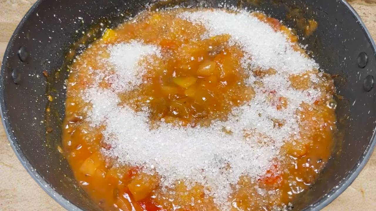 Mixing the sugar properly with the plums