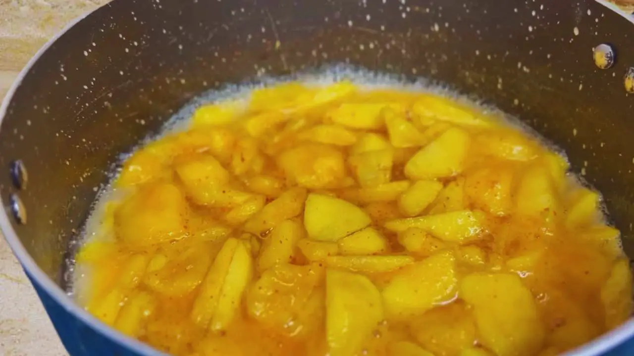 500 gm of chopped peach in a wok