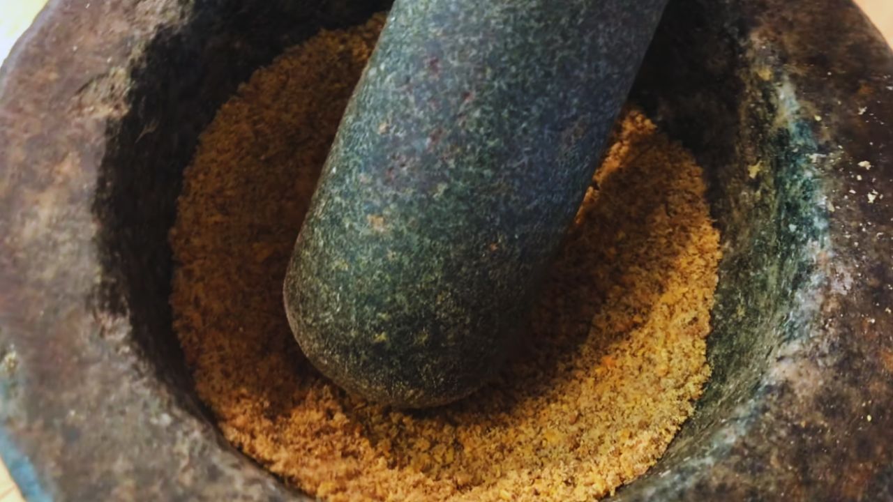 Coarsely grinding spices