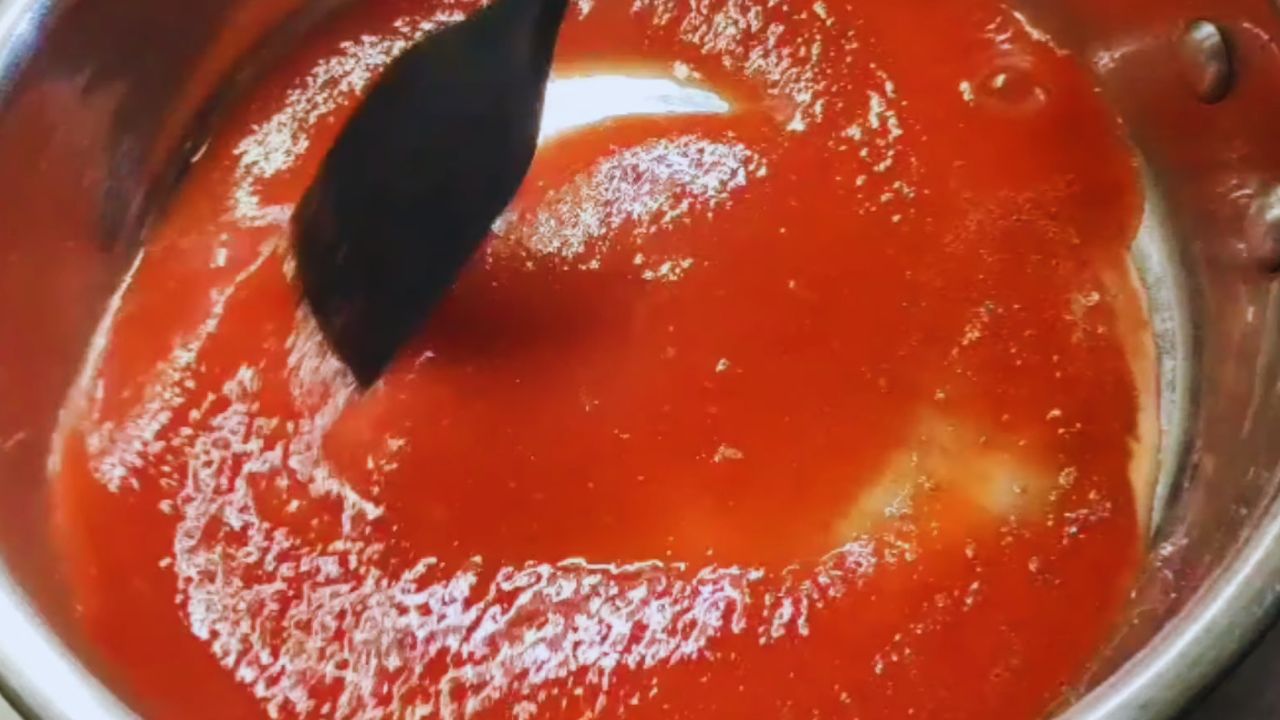 Cooking tomato paste
