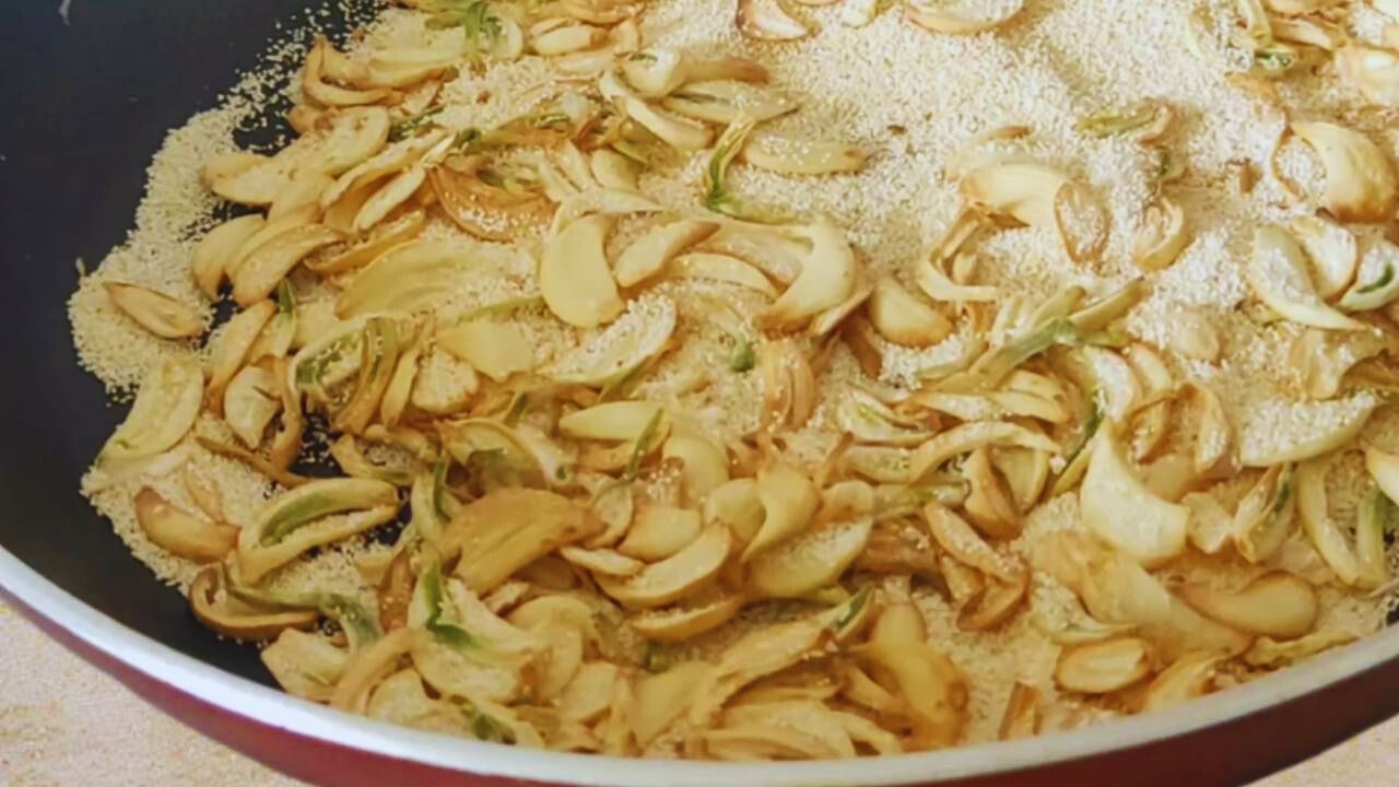 Dry roasted garlic cloves and semolina