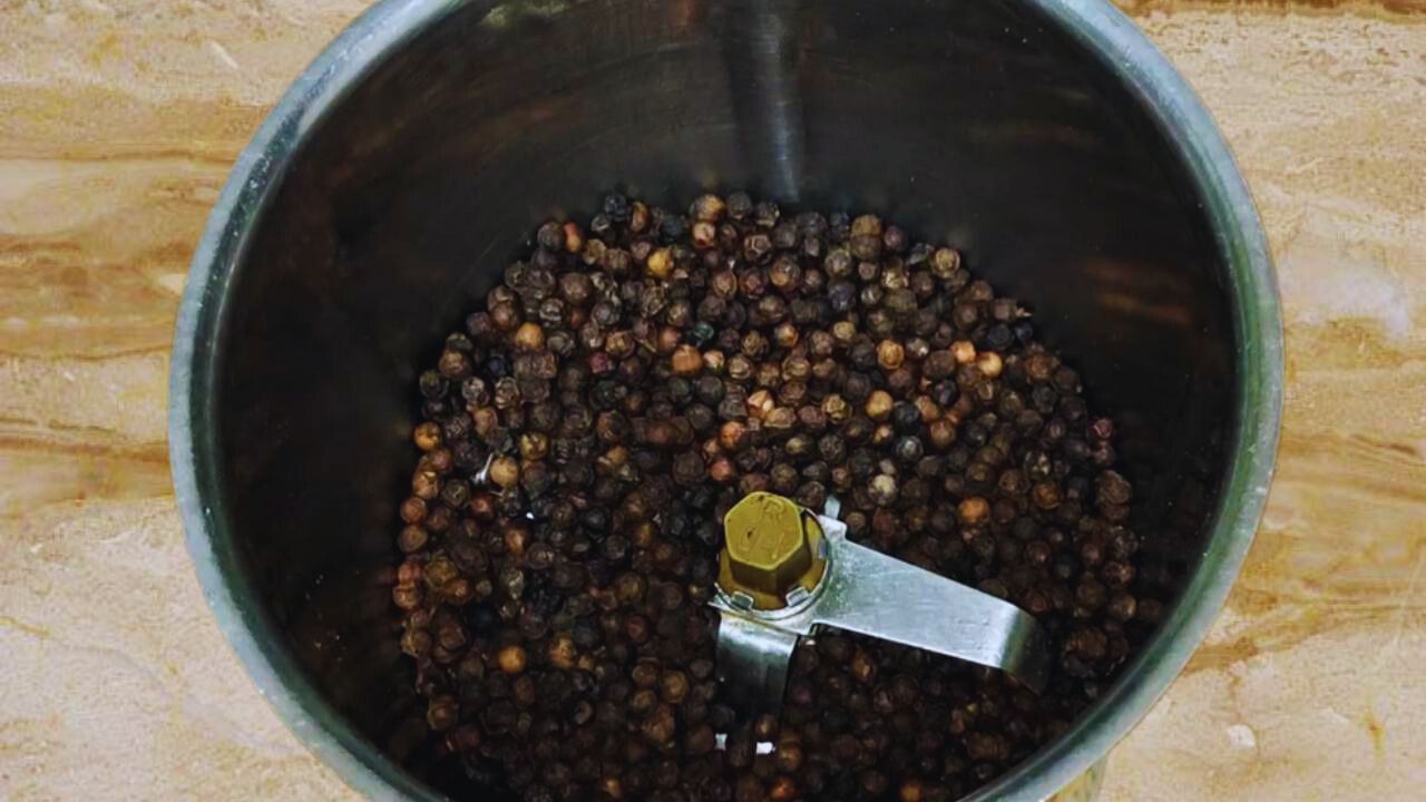 Dry roasted black pepper in grinder