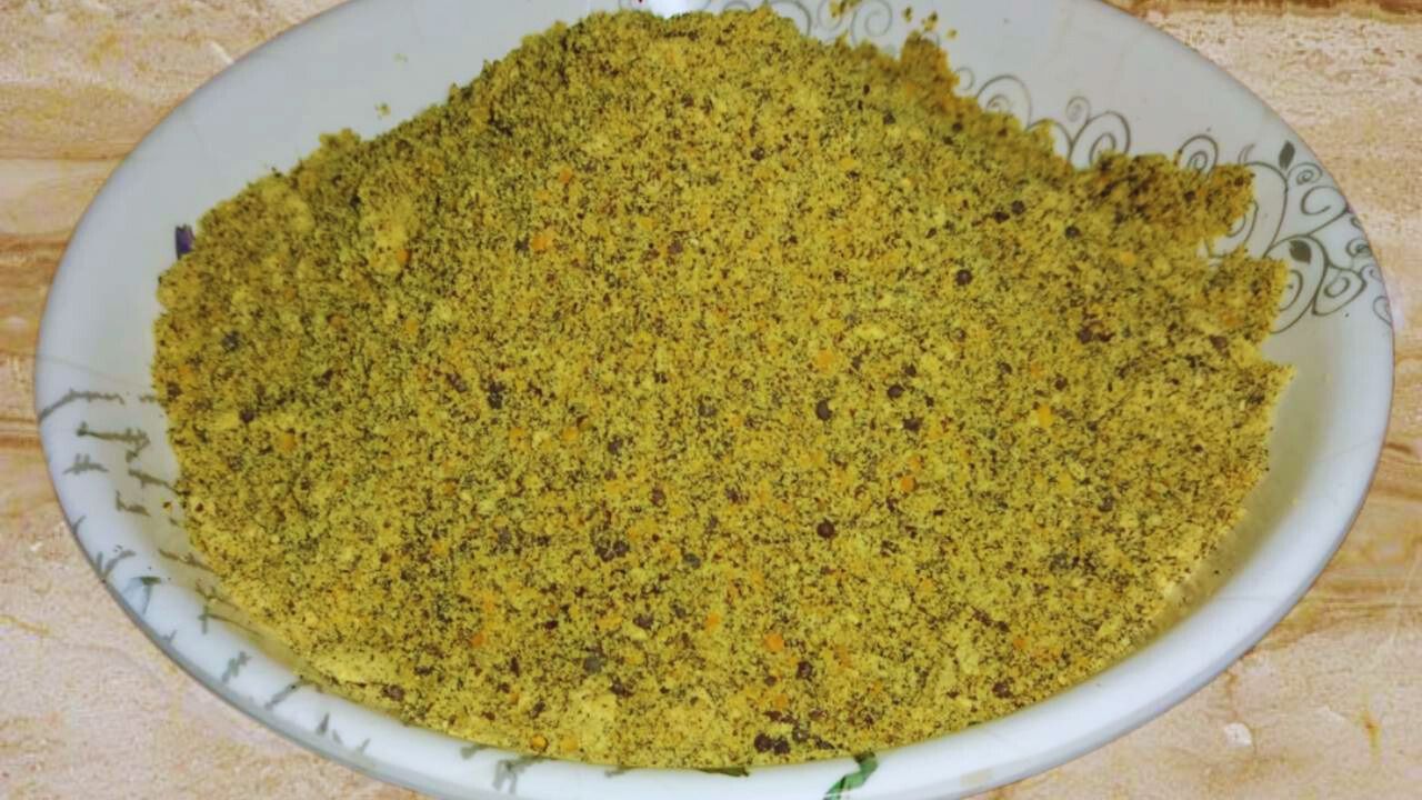 Homemade mustard powder is ready