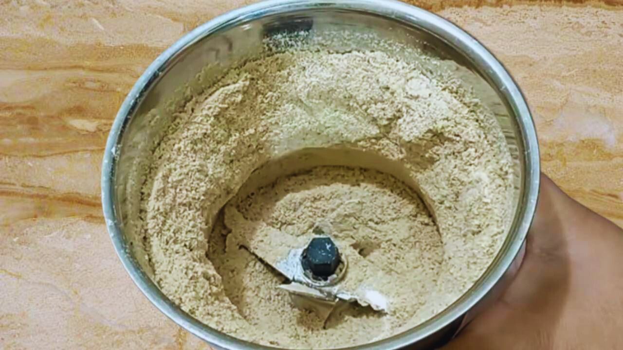 Grinding the dry ginger pieces to a fine powder