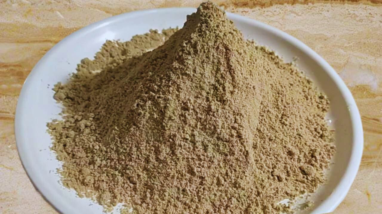 Homemade dry ginger powder is ready
