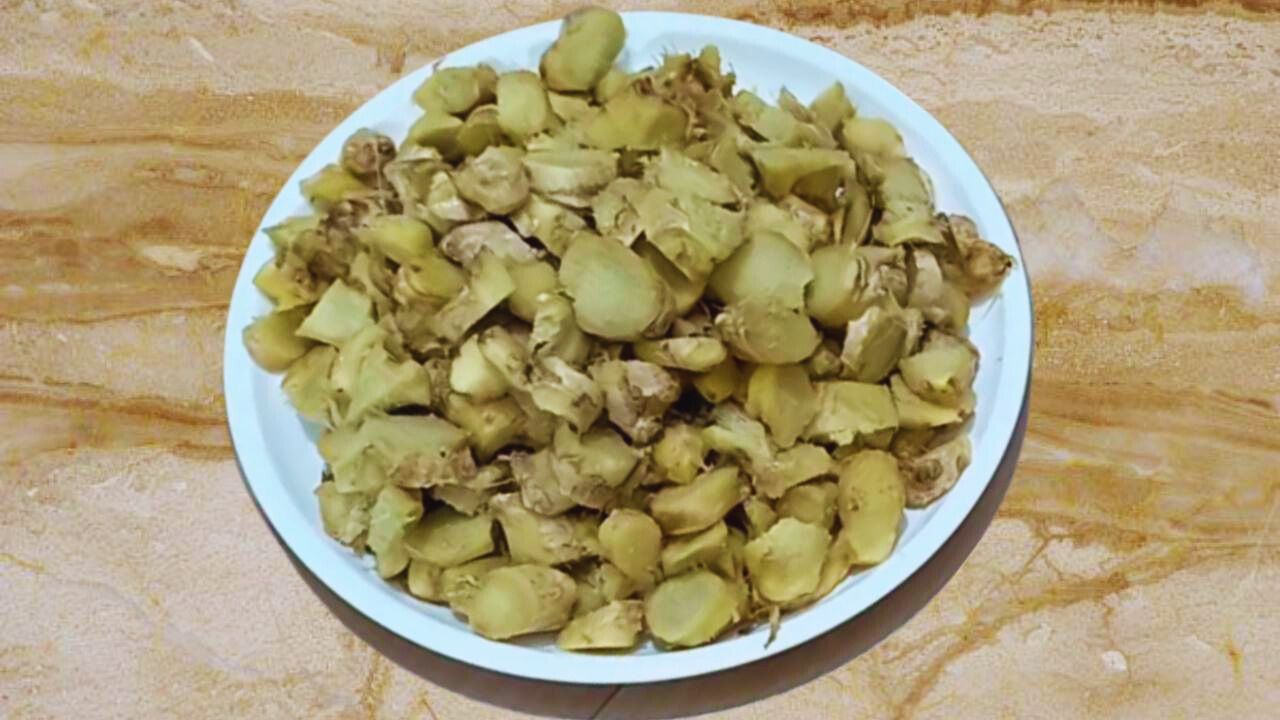 Cut the ginger into small pieces