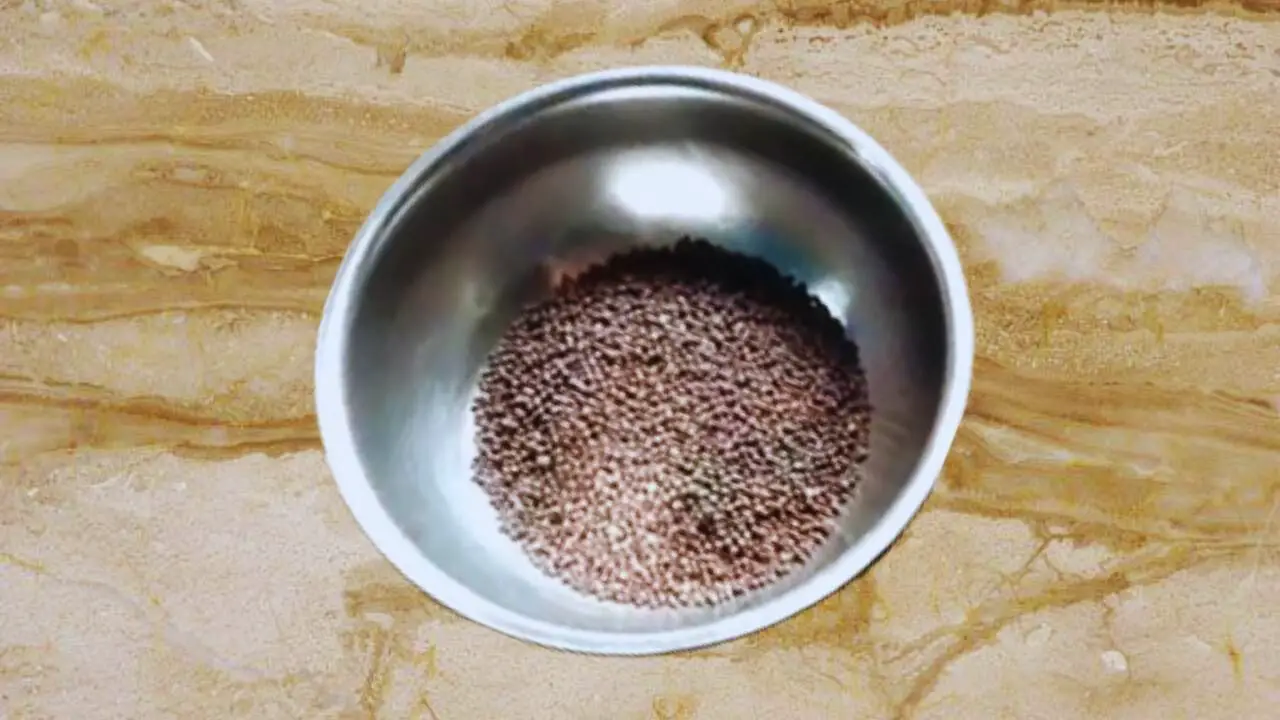 50 gm of mustard seeds in a bowl