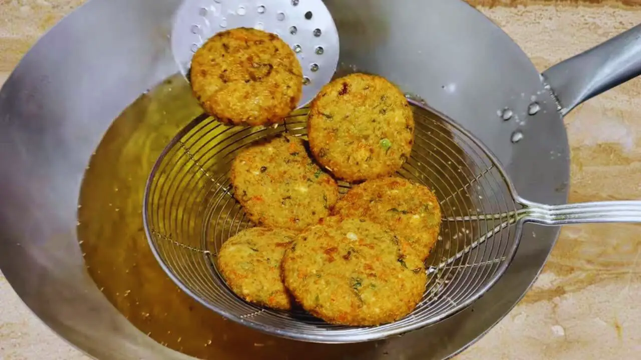 Removing fried vegetable kababs 