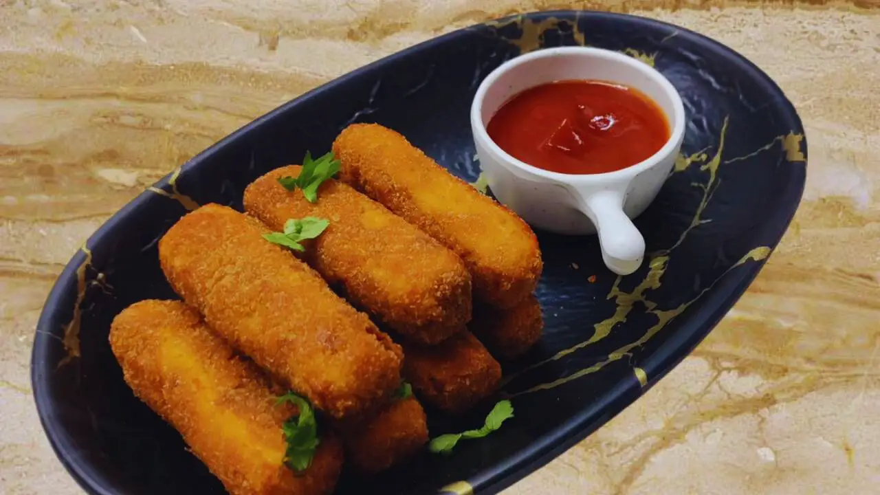 Serving tasty paneer fingers