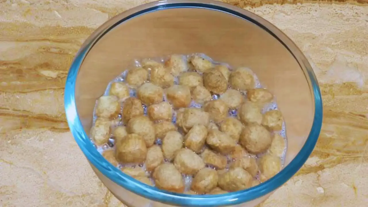 Soaking soyabean chunks 