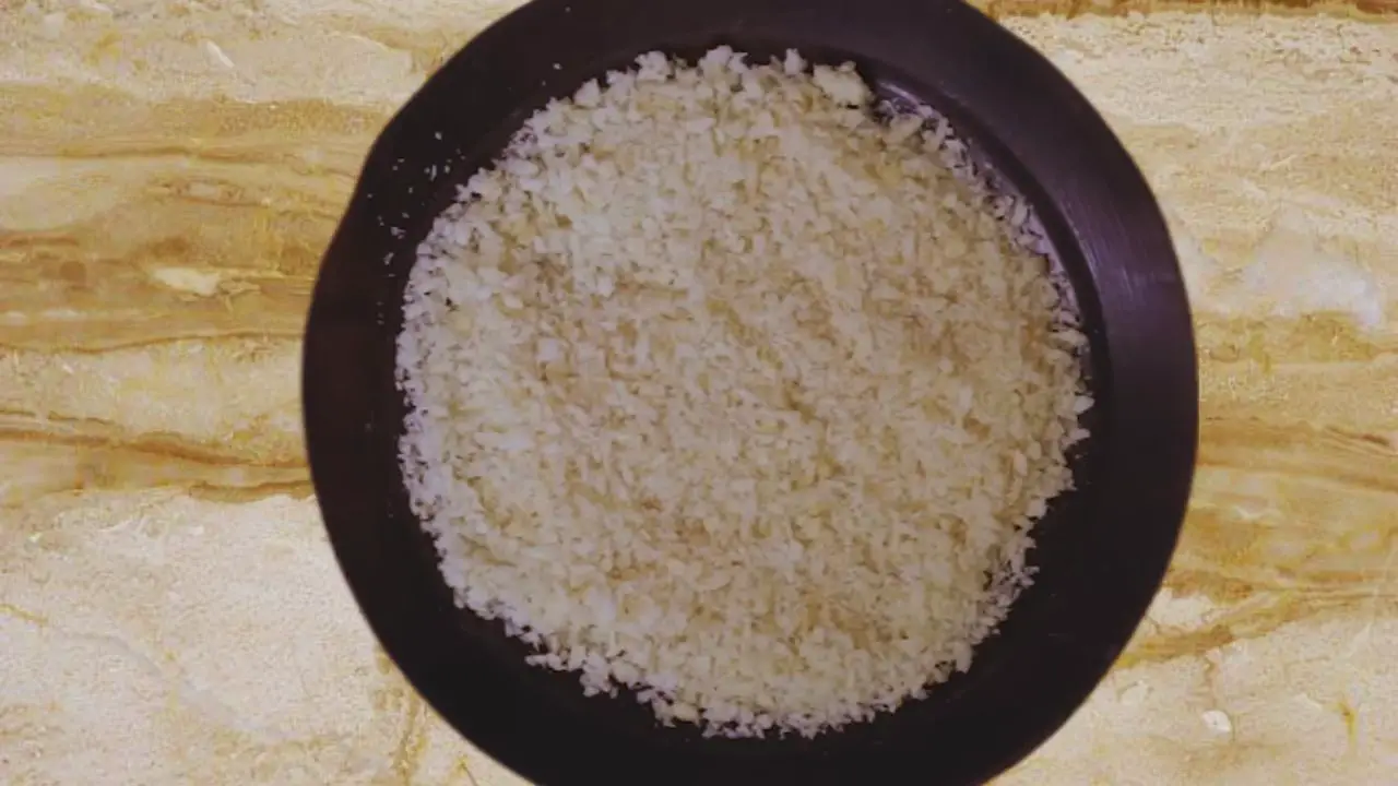 Bread crumbs to coat beetroot cutlet 