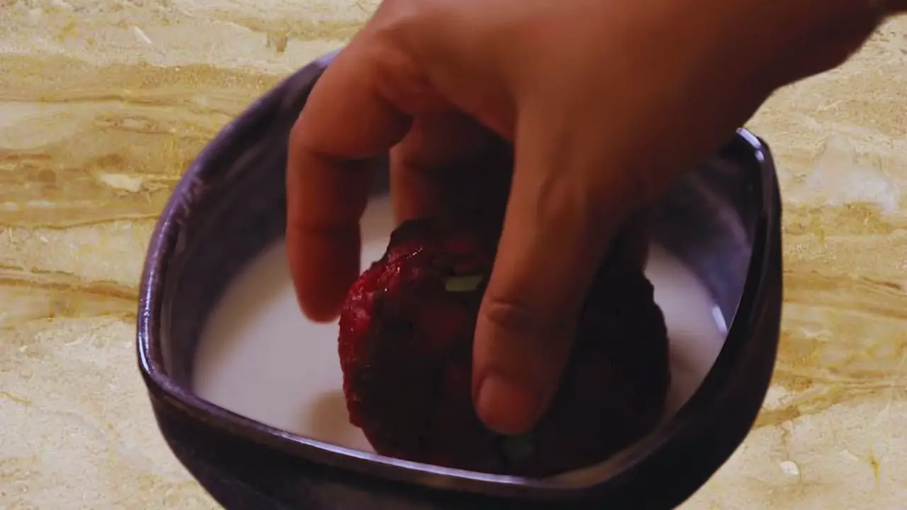 Dipping beetroot cutlet in slurry 