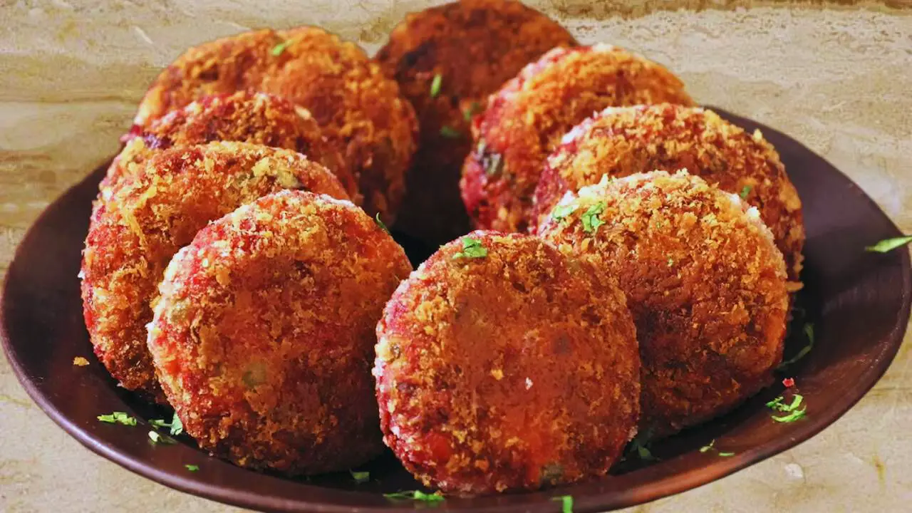 Tasty beetroot cutlets served 