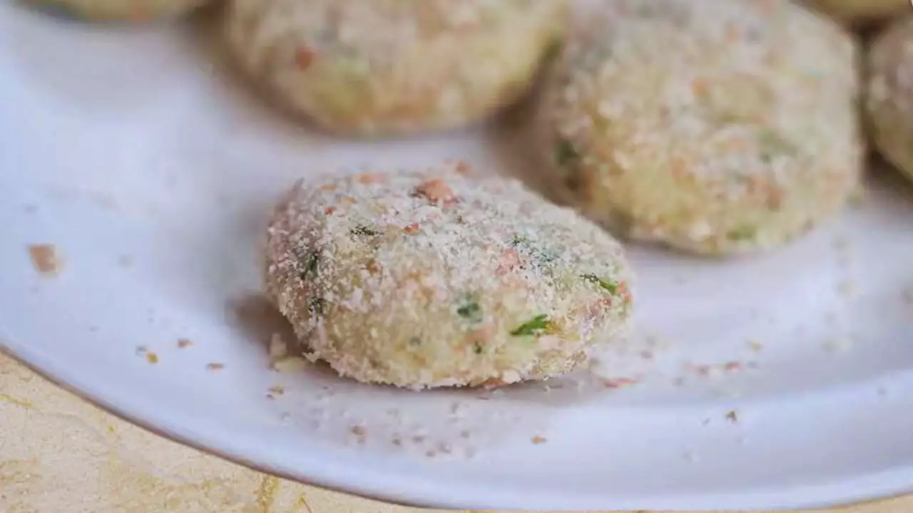 Coated sweet potato tikkis on a plate 