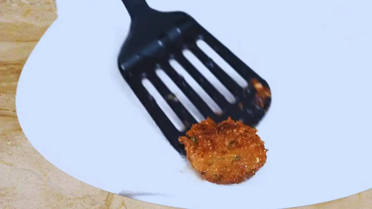 Laying sweet potato cutlets on a tissue paper 