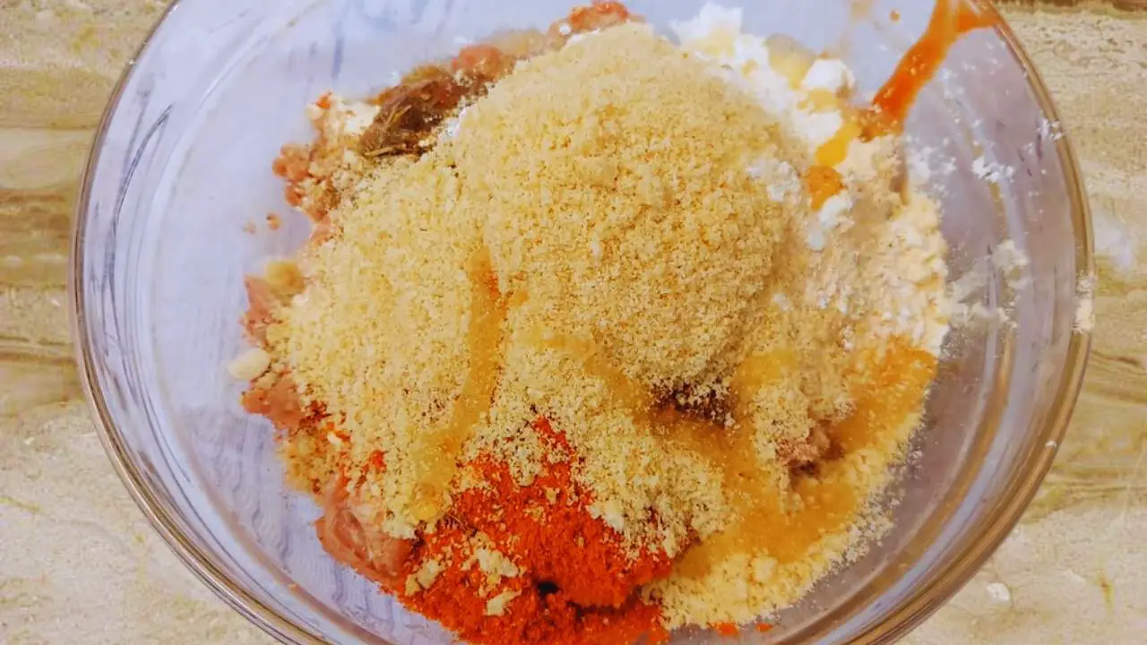 Adding bread crumbs and oil minced mutton