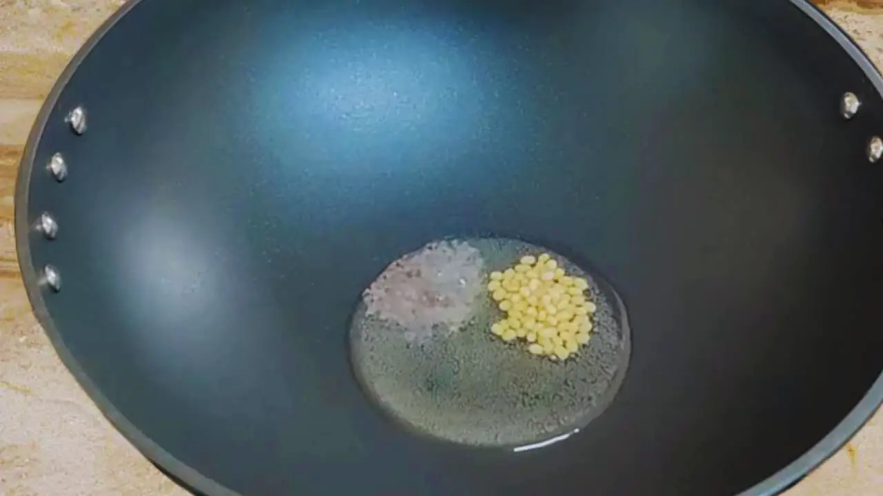 Adding mustard seeds and urad dal to make Capsicum Chutney 