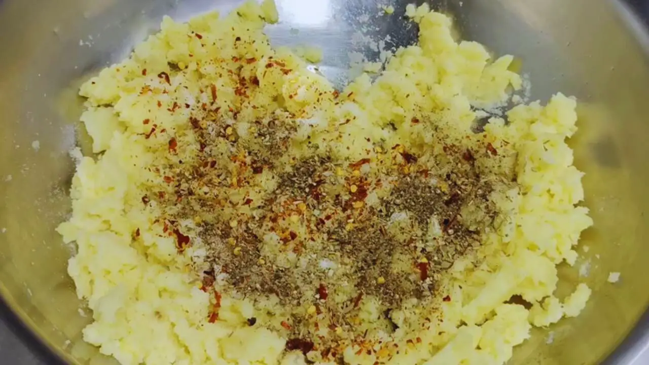 Adding powder spices 