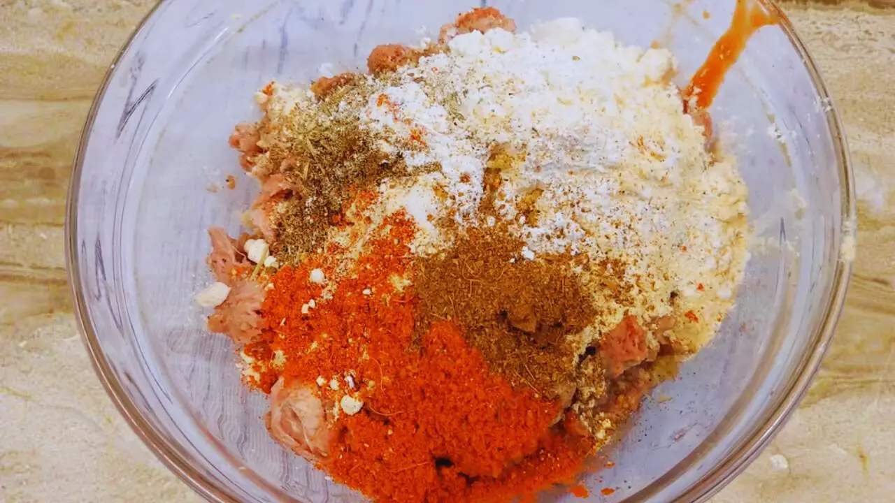 Adding powdered ingredients to minced mutton