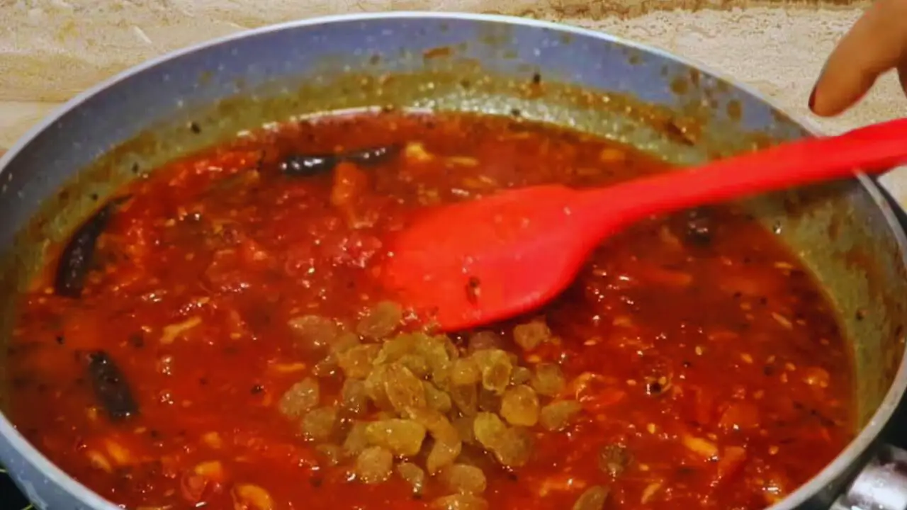 Adding raisins to tomato chutney