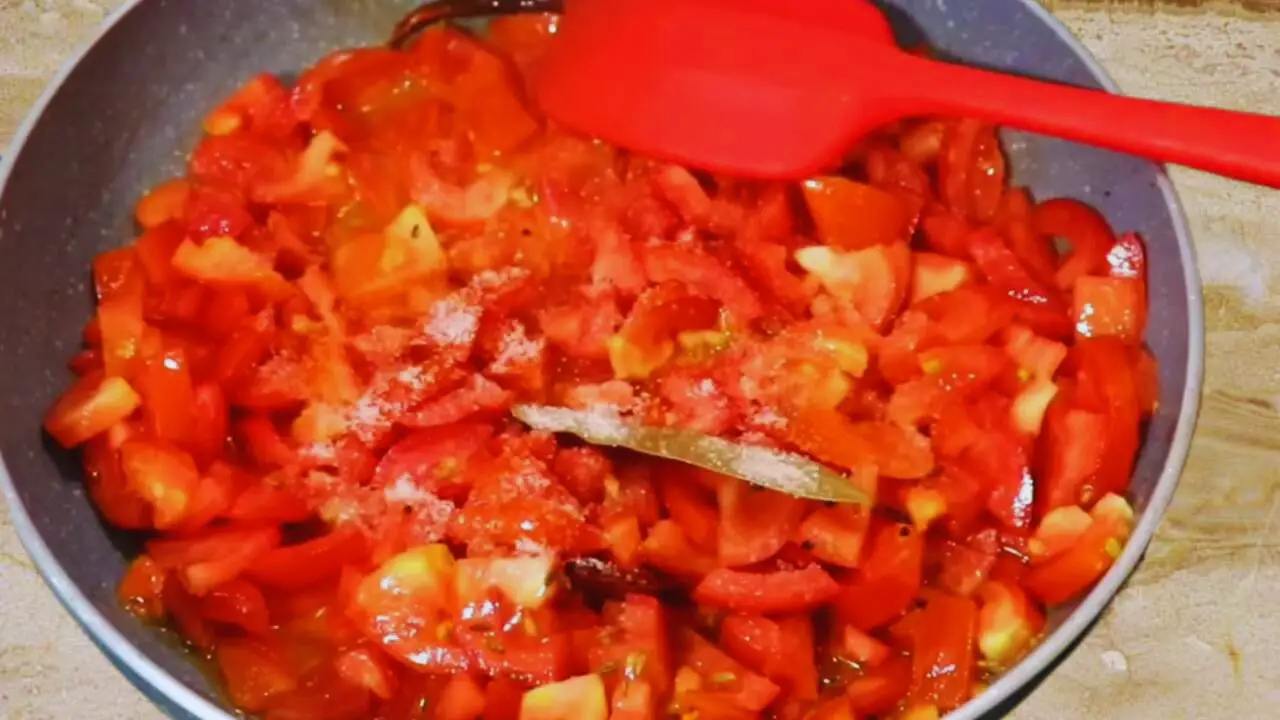 Adding salt to tomato