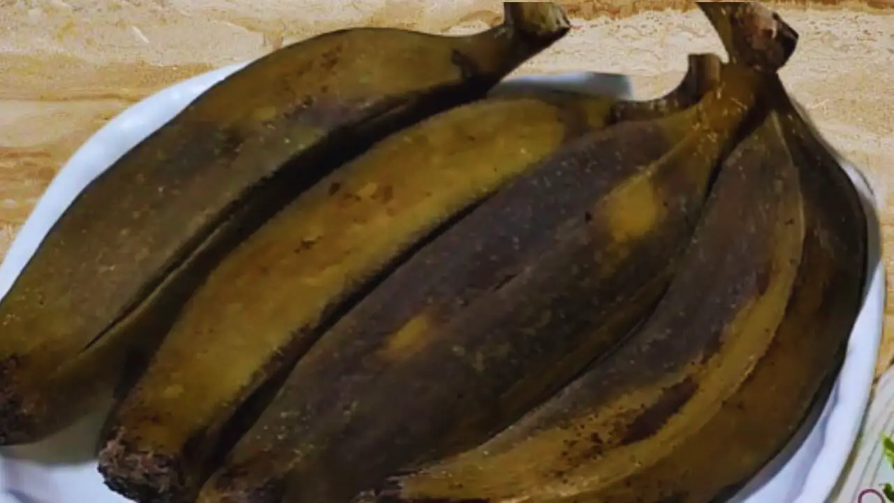 Boiled raw bananas
