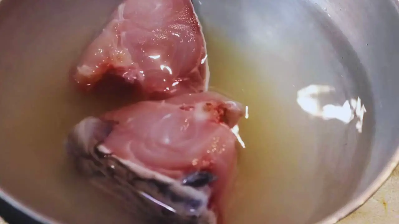 Boiling fish to make chops 
