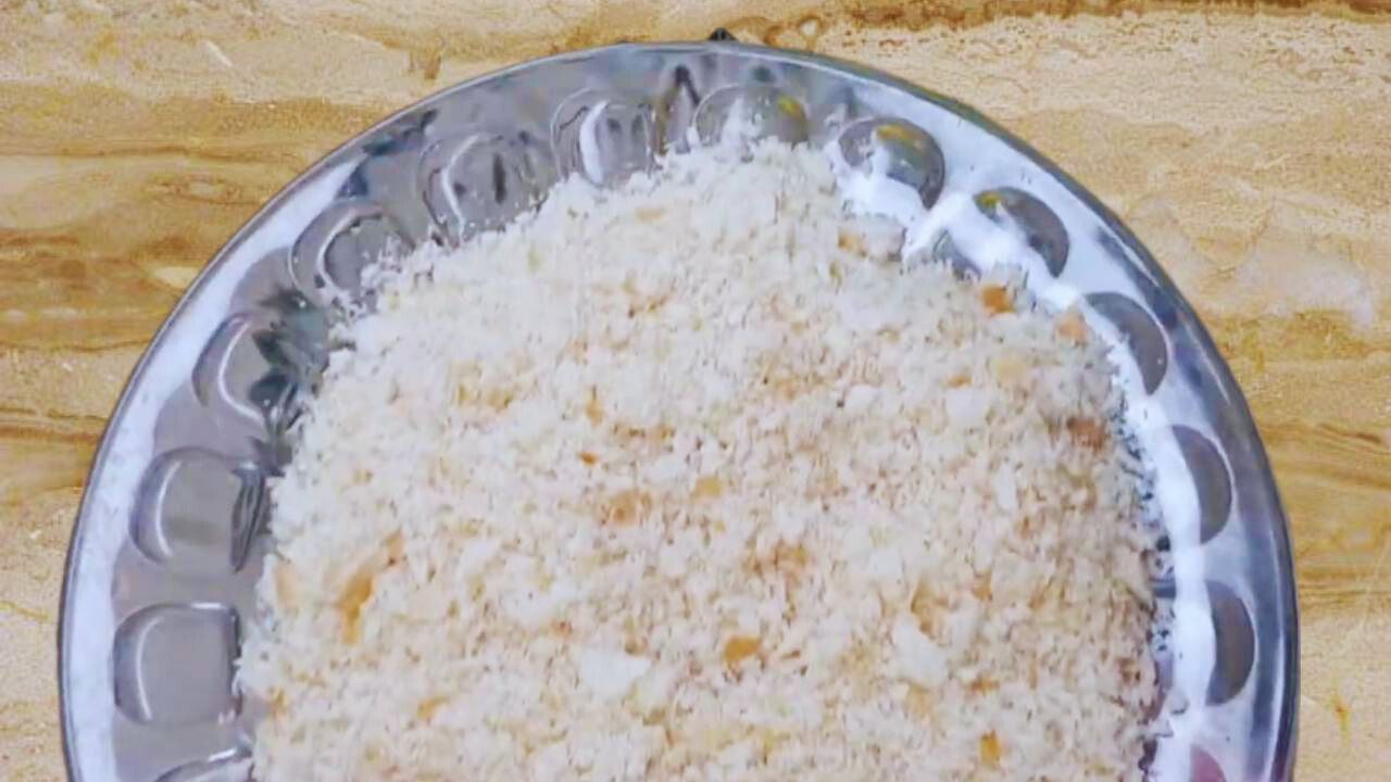 Bread crumbs to coat prawn kabab 