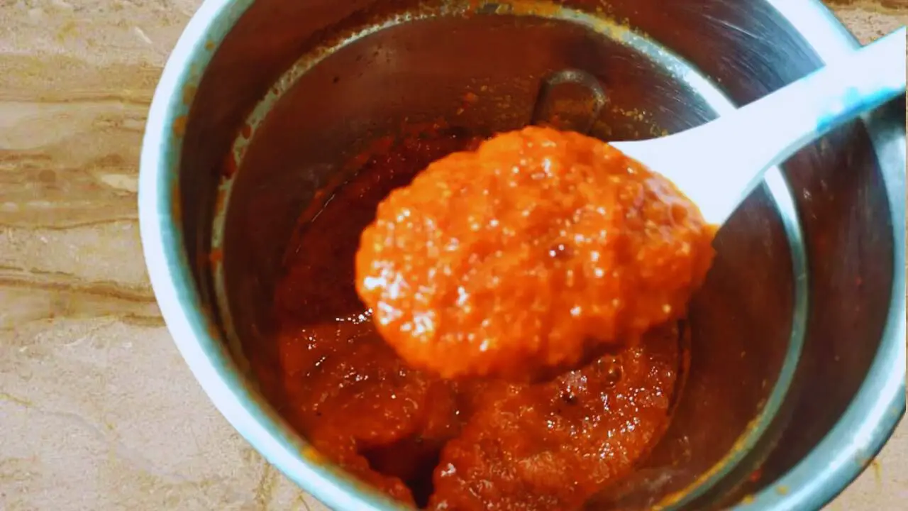 Checking the consistency of onion tomato chutney