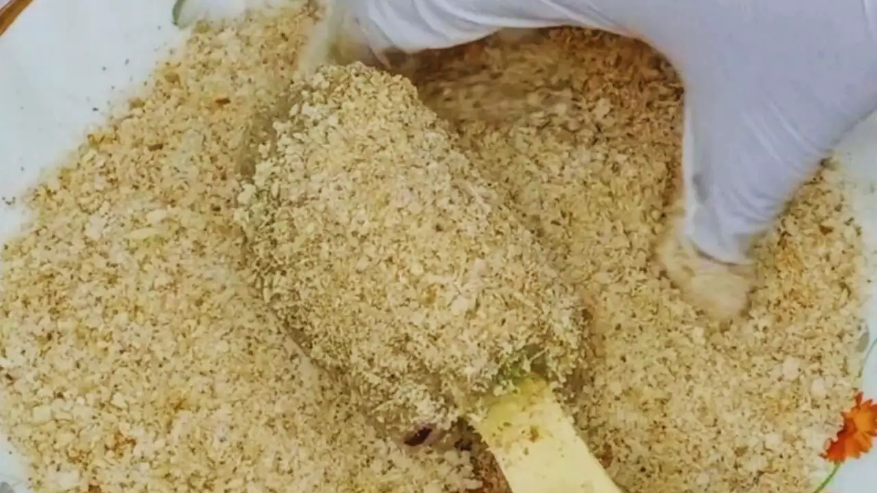 Coating mutton lollipop with bread crumbs