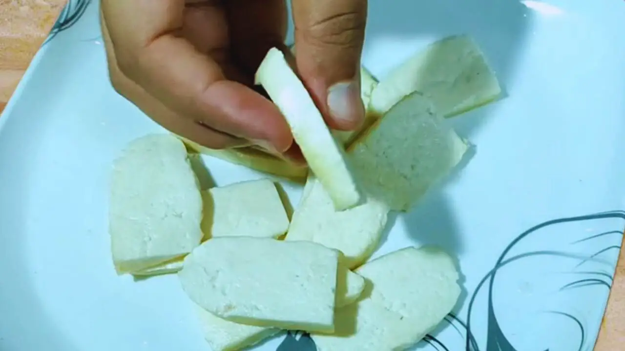 Cutting paneer to make pakoras