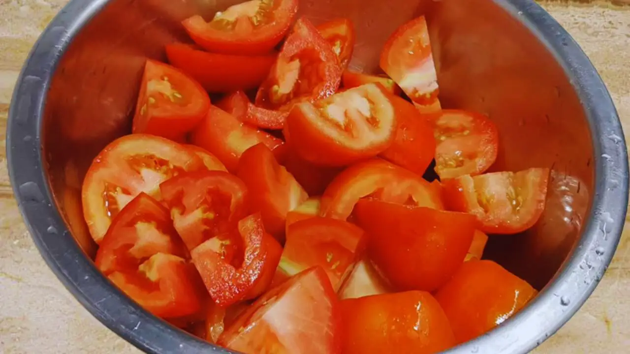 Cutting tomatoes to make Momos Chutney 
