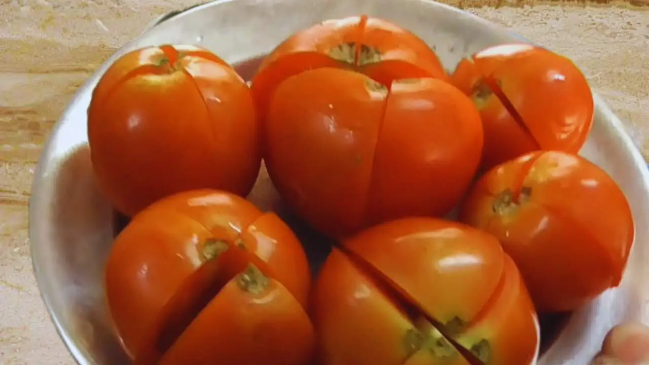 Cutting tomatoes to make the chutney 