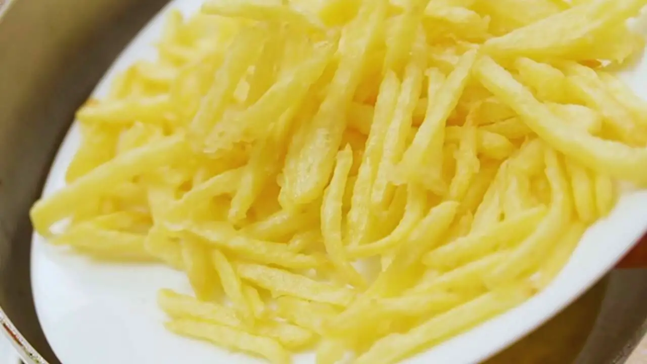 Flash frying potato fingers 