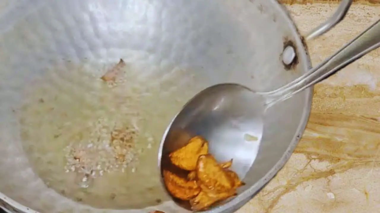 Frying garlic