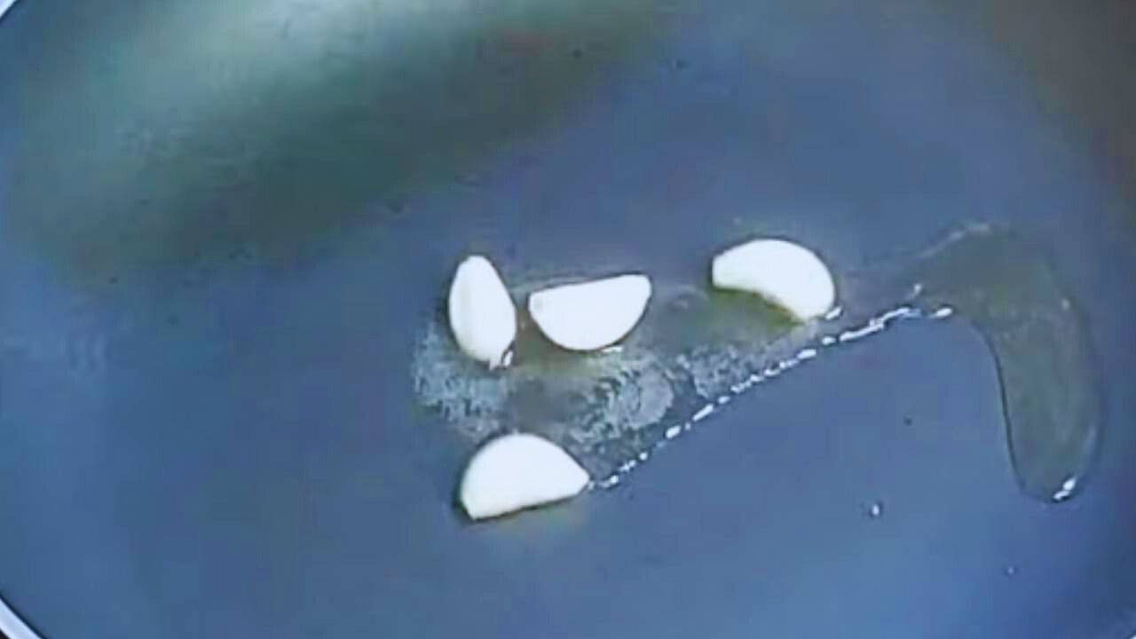 Frying garlic 