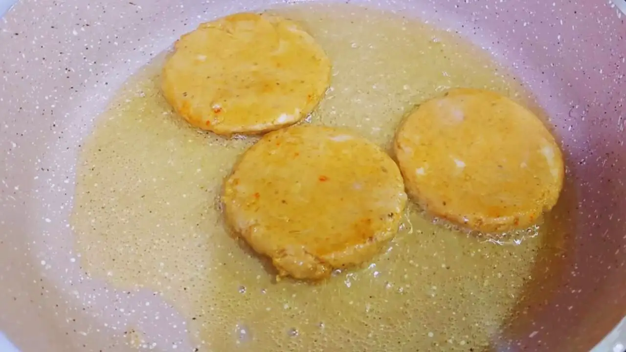 Frying mutton burgers