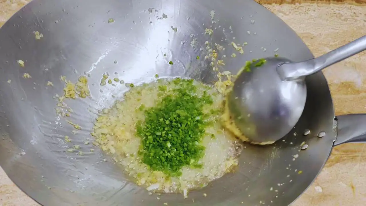 Frying other ingredients of Momos Chutney 