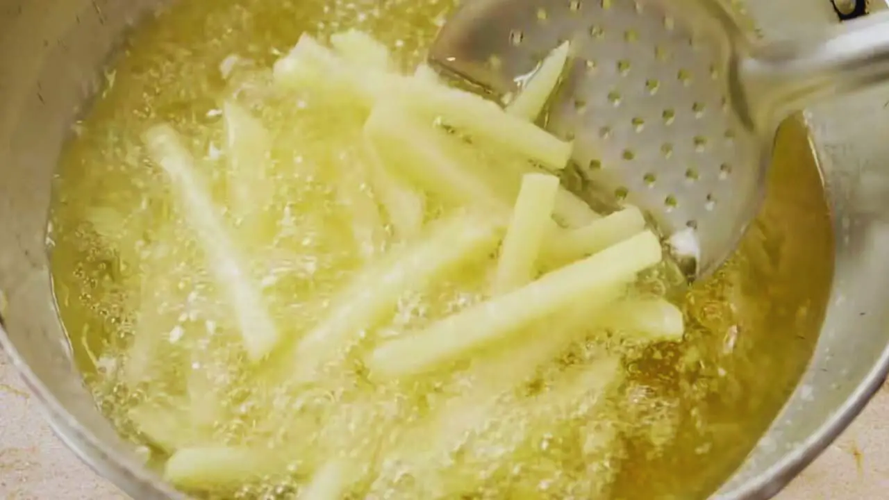 Frying potato fingers 